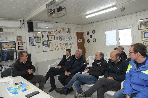 Il vicegovernatore della Regione, Riccardo Riccardi e il capo dipartimento nazionale della Protezione civile, Angelo Borrelli, nell'incontro con il sindaco di Grado Dario Raugna.